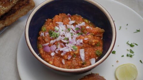 Pav Bhaji - serviert mit Zwiebeln, Pav und Limette