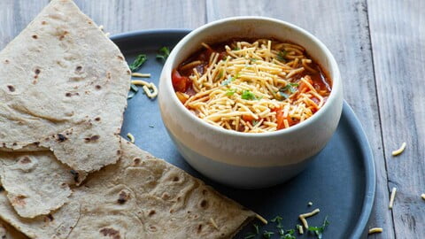 Tameta nu shaak mit Sev und Roti - Tomato curry with sev and roti