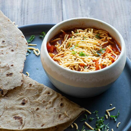 Tameta nu shaak mit Sev und Roti - Tomato curry with sev and roti