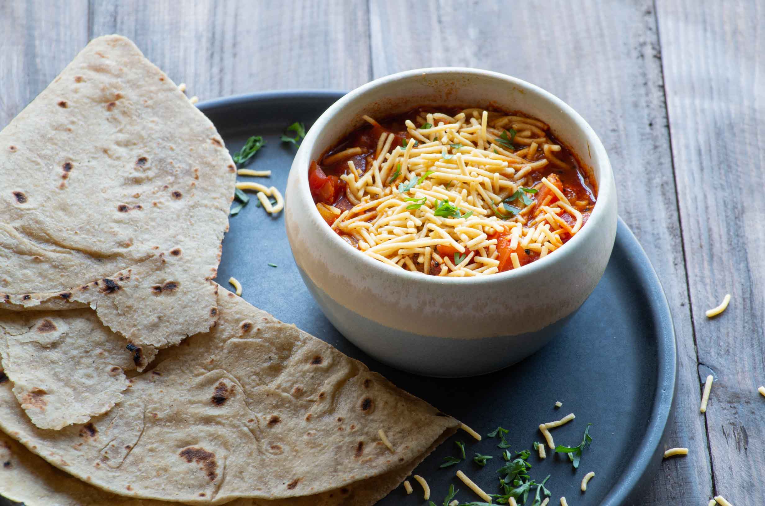 Tameta nu shaak mit Sev und Roti - Tomato curry with sev and roti