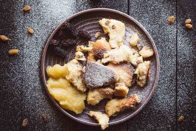 Kaiserschmarrn mit Apfelmus und Maulbeeren