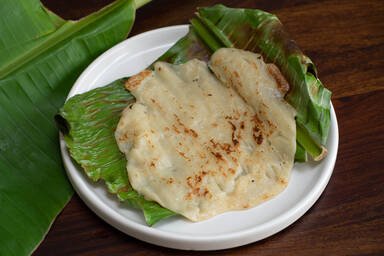 Lempeng Pisang - traditionelle malayische Bananenpfannkuchen - traditional Malaysian banana pancakes, cooked in and served on a banana leaf