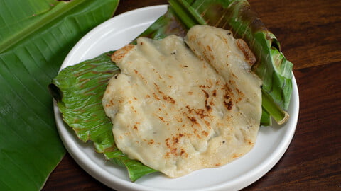 Lempeng Pisang - traditionelle malayische Bananenpfannkuchen - traditional Malaysian banana pancakes, cooked in and served on a banana leaf