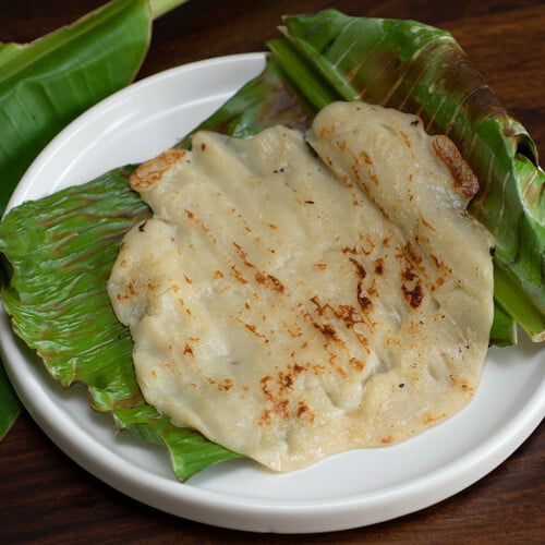 Lempeng Pisang - traditionelle malayische Bananenpfannkuchen - traditional Malaysian banana pancakes, cooked in and served on a banana leaf