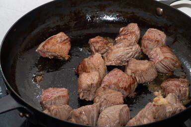 Scharfes Anbraten des Rindfleischs in einer gußeisernen Pfanne - Frying of the beef in a cast iron pan