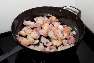 Anbraten der Zwiebeln - Frying of the onions