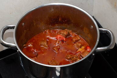 Fertig geschmortes Gulasch - Fully braised Goulash