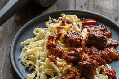 Paprikagulash mit Spätzle - Bell Pepper Goulash with Spaetzle