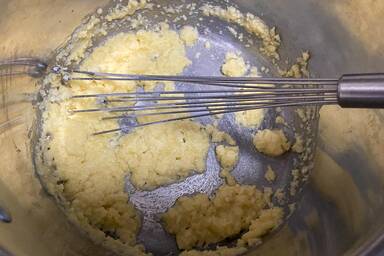 Einbrenne im Kochtopf mit Schneebesen - roux in a pot with a whisk