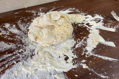 Pastateig mit Eiern zum Kneten - Pasta dough with eggs while kneading