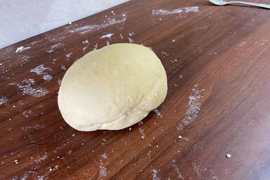 Fertig gekneteter Pastateig als Kugel - Fully kneaded pasta dough as a ball