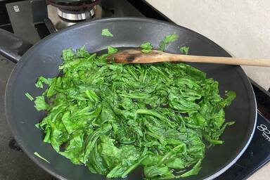 Blanchierter Spinat in der Pfanne - Blanched spinach in a pan