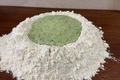 Spinat- und Eiermischung in einer Mehlmulde - Spinach & egg mix in a flour well