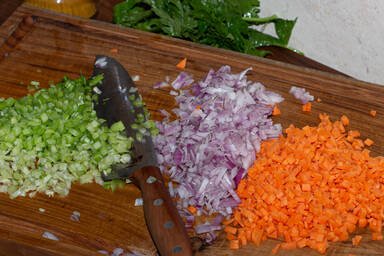 Fein gehacktes Gemüse für Soffritto - Finely chopped vegetables for Soffritto