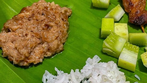 Satay-Sauce mit Reis, Gurken und Hähnchen-Satay - Satay Sauce alongside rice, cucumber and chicken satay