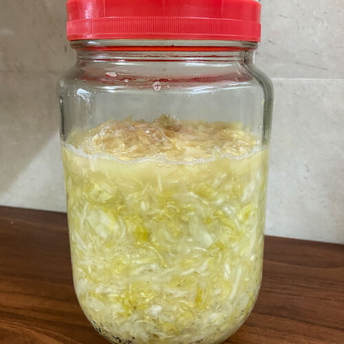 Einmachglas mit fertig fermentiertem Sauerkraut - Pickle jar with fully fermented Sauerkraut