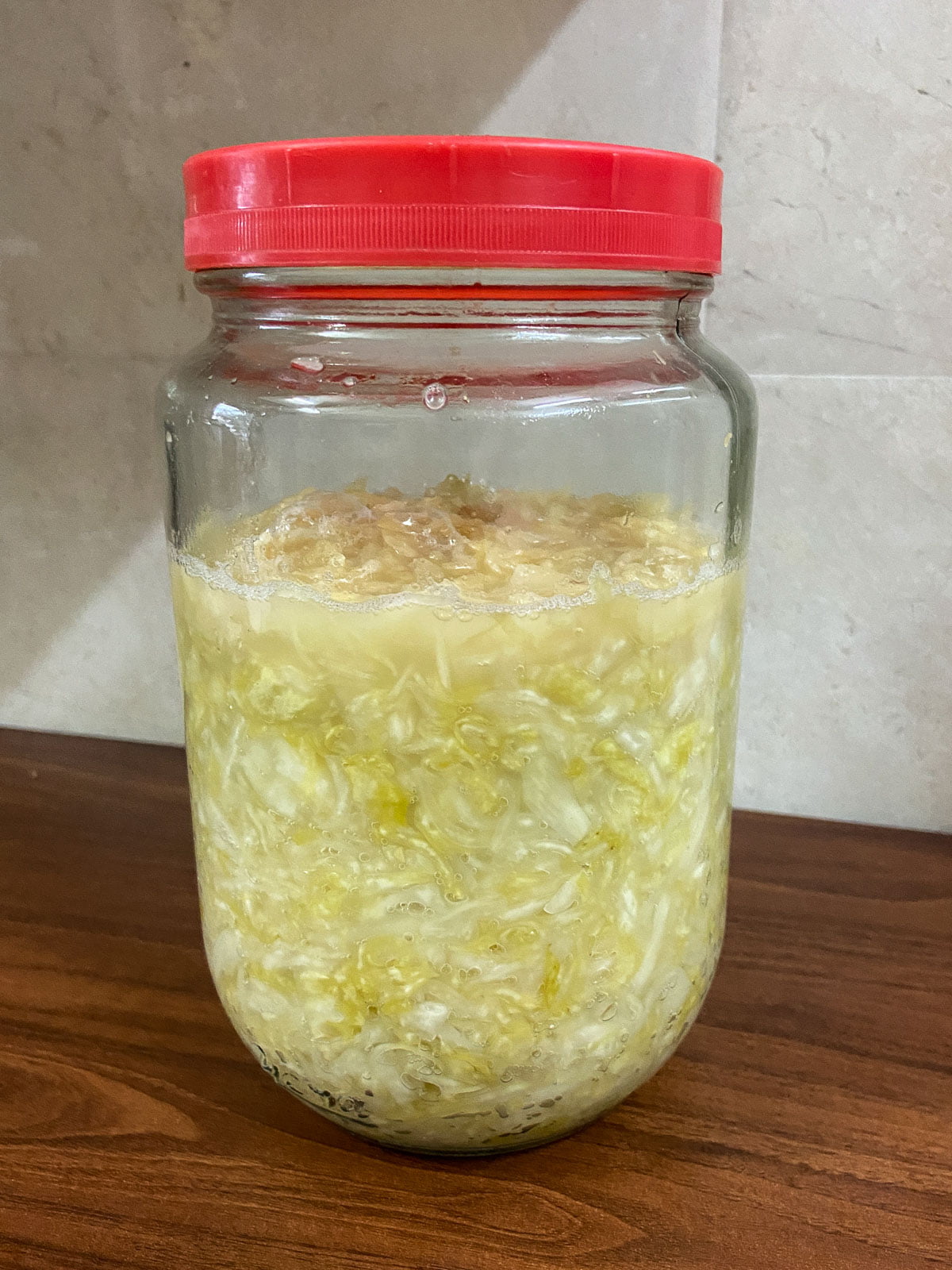 Einmachglas mit fertig fermentiertem Sauerkraut - Pickle jar with fully fermented Sauerkraut