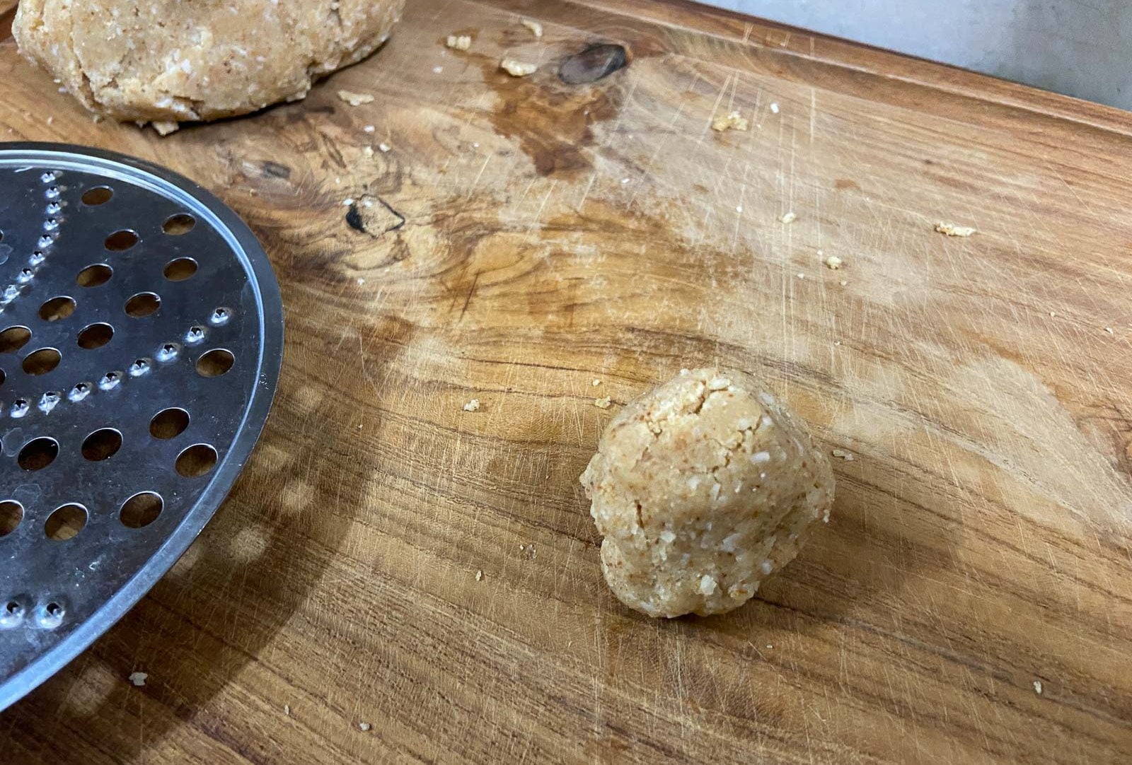 Einsatz aus der Küchenmaschine mit Löchern, um den Teig hindurchzudrücken - piece of my food processor with hole to squeeze the dough through