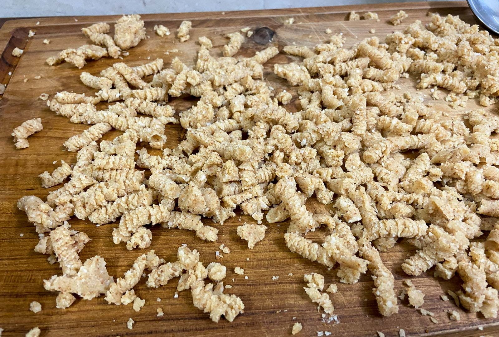 Viele zu kurze Nudelstückchen der Passatelli auf meinem Küchenbrett - Many way too short pieces of passatelli on my kitchen board