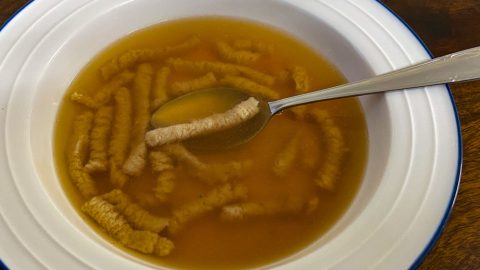 Passattelli romagnola en brodo - in einer Suppenschüssel mit Löffel - in a soup bowl with a spoon