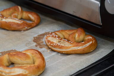 Fertig gebackene Brezeln auf dem Backrost - Ready baked pretzels on the baking grid