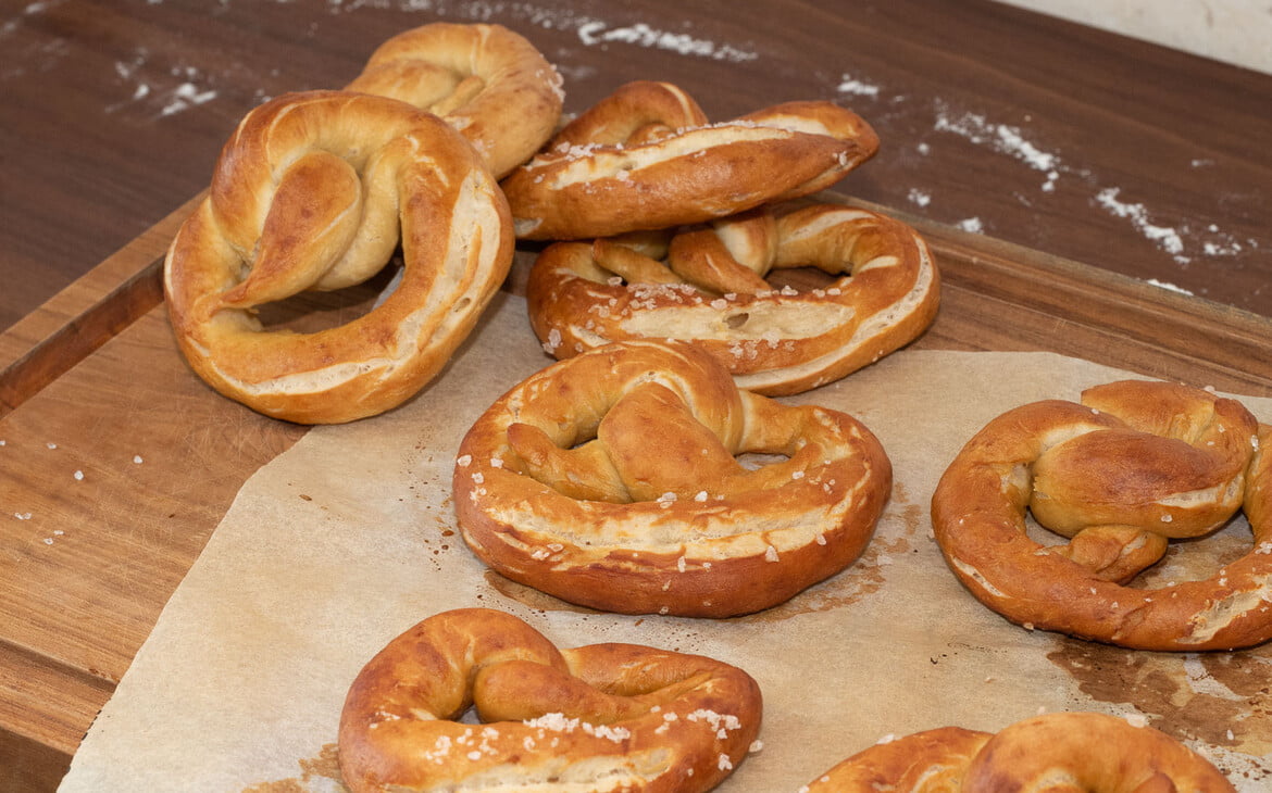 Fertig gebackene Brezeln auf der Arbeitsfläche - Ready baked pretzels on the kitchen counter