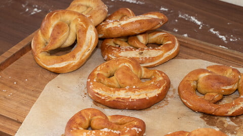 Fertig gebackene Brezeln auf der Arbeitsfläche - Ready baked pretzels on the kitchen counter