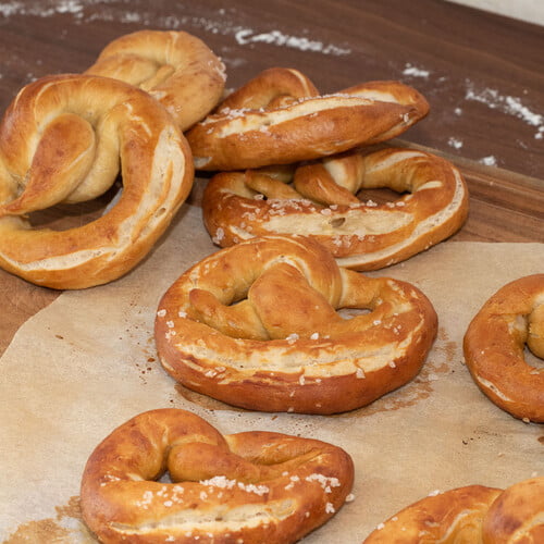 Fertig gebackene Brezeln auf der Arbeitsfläche - Ready baked pretzels on the kitchen counter