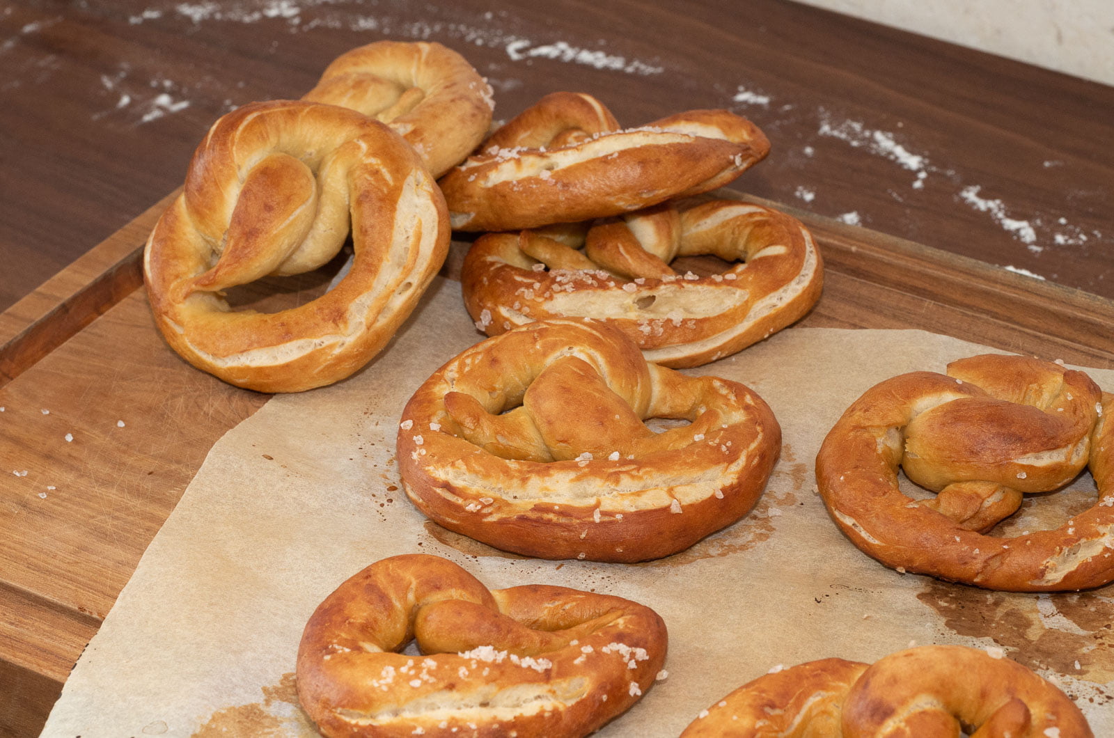 Fertig gebackene Brezeln auf der Arbeitsfläche - Ready baked pretzels on the kitchen counter