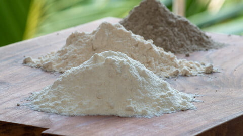 Verschiedene Mehltypen auf einem Brett - Different types of flour on a board