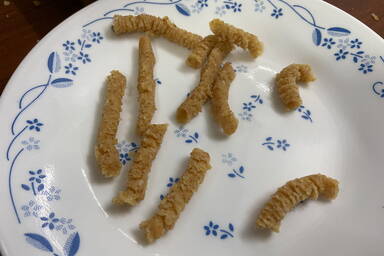 Etwas zu kurze Passatelli auf einem Teller - Somewhat short passatelli on a plate