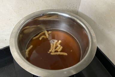 Passatelli in Brühe auf dem Herd - Passatelli in broth on the stove