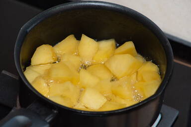 Apfelstücke beim Kochen im Topf - Apple pieces boiling in a pot