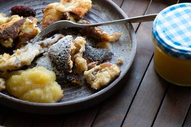 Ein Glas Apfelmus neben einem Teller Kaiserschmarrn - A jar of applesauce next to a plate of Kaiserschmarrn