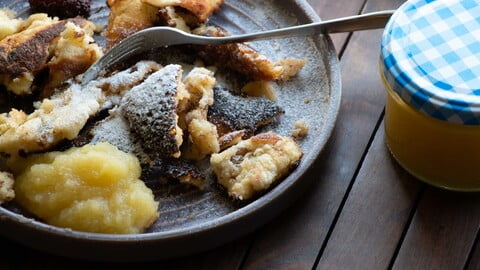 Ein Glas Apfelmus neben einem Teller Kaiserschmarrn - A jar of applesauce next to a plate of Kaiserschmarrn