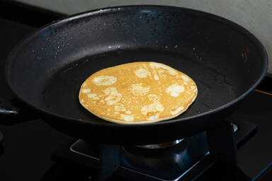 Goldbrauner Flapjack in der Pfanne - Golden brown flapjack in the pan