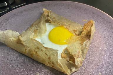 Galette mit Spiegelei auf einem lila Teller - Galette with a sunny-side-up on a purple plate