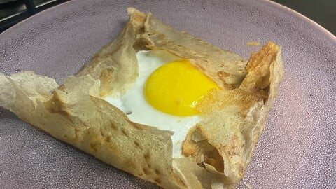 Galette mit Spiegelei auf einem lila Teller - Galette with a sunny-side-up on a purple plate