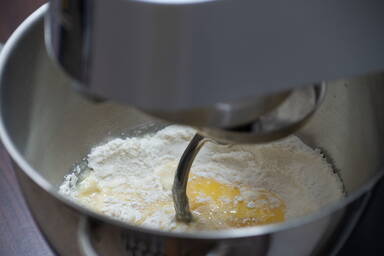 Spätzleteig in der Küchenmaschine beim Kneten - Spaetzle dough in the food processor during kneading