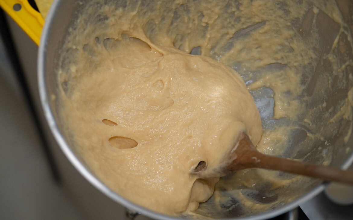 Große Luftblasen im Spätzleteig beim Rühren mit dem Kochlöffel - Large air bubbles in the spaetzle dough while beating it with a wooden spoon