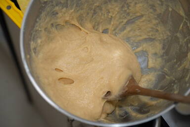 Große Luftblasen im Spätzleteig beim Rühren mit dem Kochlöffel - Large air bubbles in the spaetzle dough while beating it with a wooden spoon