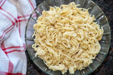 Fertige Spätzle in einer Schüssel - Cooked spaetzle in serving bowl