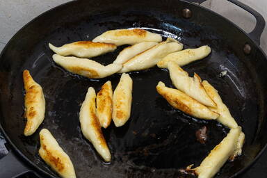 Schupfnudeln beim Braten in einer Eisenpfanne - Schupfnudeln frying in a heavy iron pan