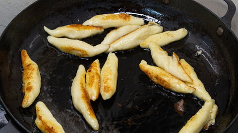 Schupfnudeln beim Braten in einer Eisenpfanne - Schupfnudeln frying in a heavy iron pan