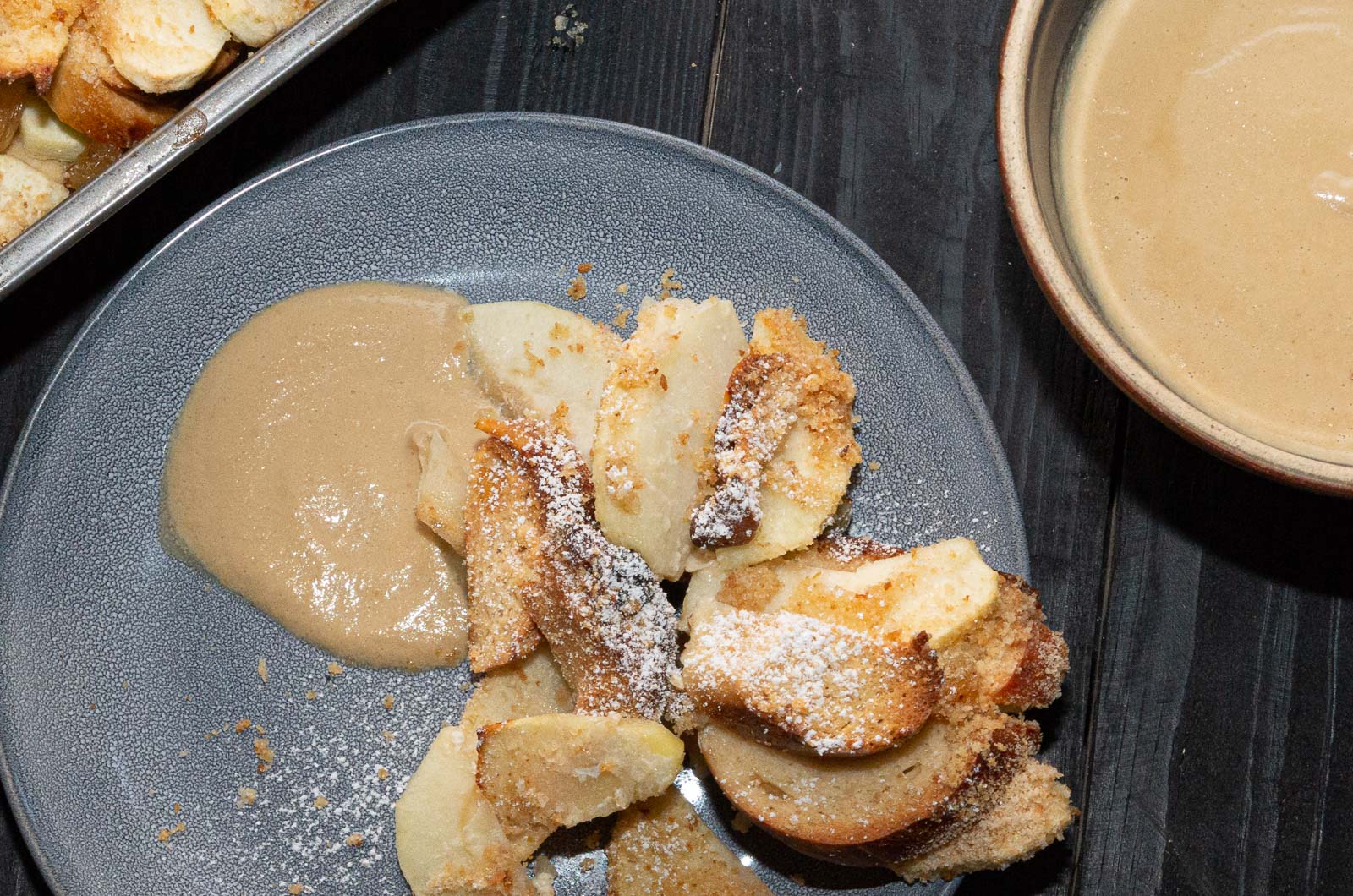 Vanillesauce zusammen mit einer Portion Ofenschlupfer auf einem Teller - Vanilla sauce together with a portion of Ofenschlupfer on a plate