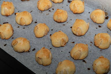 Gebackene Bethmännchen auf einem Backblech - Baked Bethmännchen on a baking tray