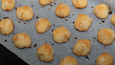 Gebackene Bethmännchen auf einem Backblech - Baked Bethmännchen on a baking tray