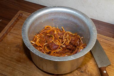 Mariniertes Fleisch für Beef Varutharacha Curry in einer Schüssel - Marinated beef for Beef Varutharacha Curry in a bowl