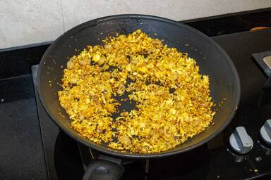 Die Kokosmischung beim Rösten in der Pfanne - The coconut mixture while frying in the pan