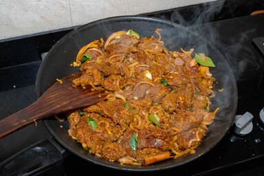 Anbraten des marinierten Fleisches in einer Pfanne - frying of the marinated beef in a pan